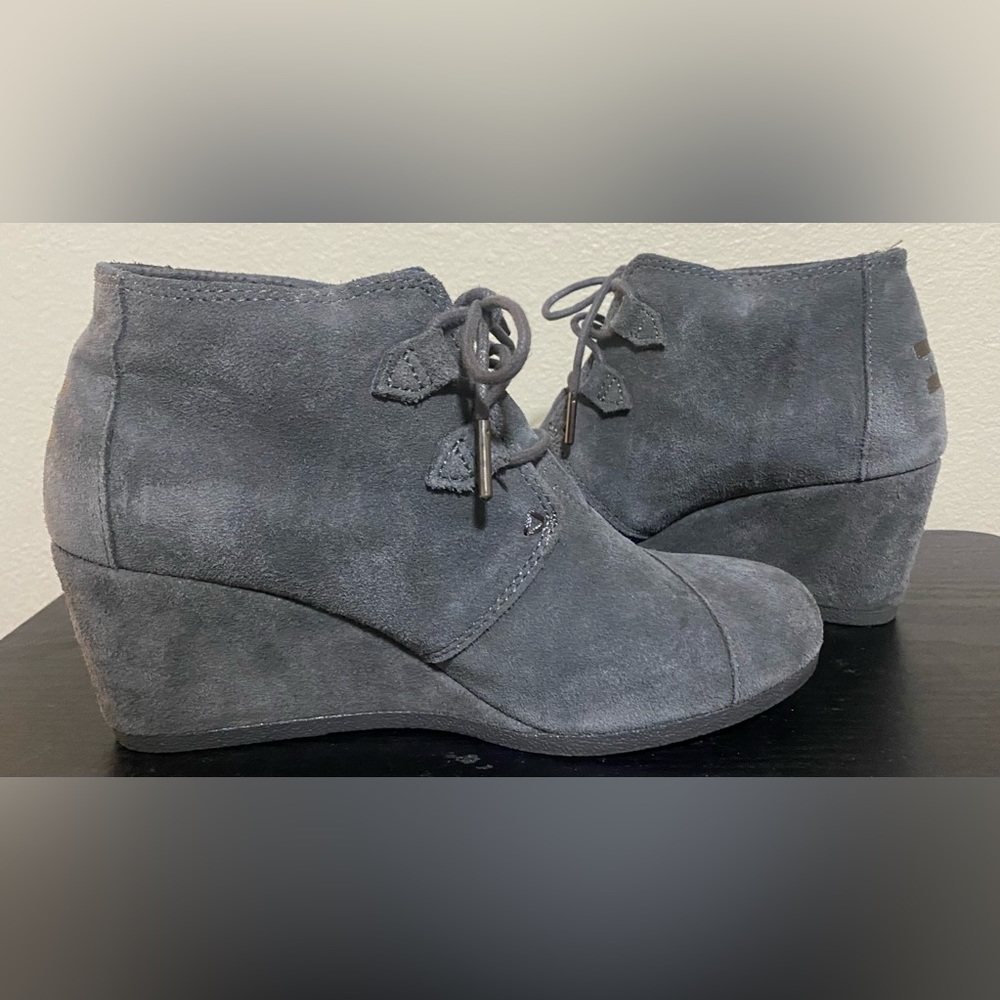 Like new Womens Suede Tom Gray Wedges with bag - size 8.5 - Picture 2 of 14